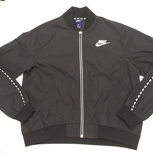 Nike Women’s lightweight jacket. Only worn once